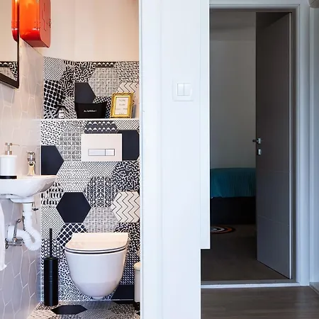 Black & White St - Comfort Two Bedroom With Balcony