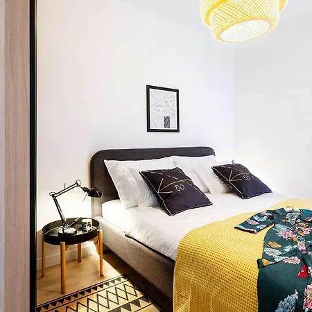Black & White St - Comfort Two Bedroom With Balcony Apartment Split