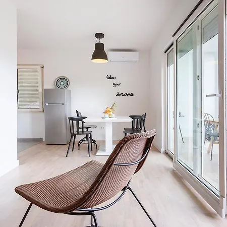 Apartment Black & White St - Comfort Two Bedroom With Balcony
