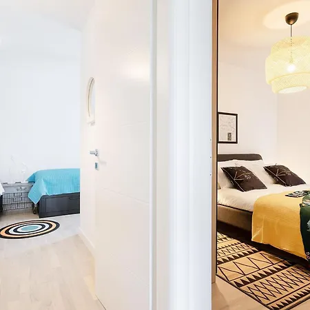 Black & White St - Comfort Two Bedroom With Balcony *