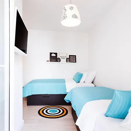 Black & White St - Comfort Two Bedroom With Balcony Split
