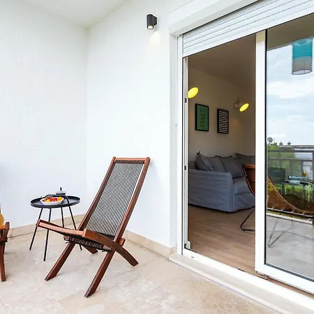 Black & White St - Comfort Two Bedroom With Balcony * Split