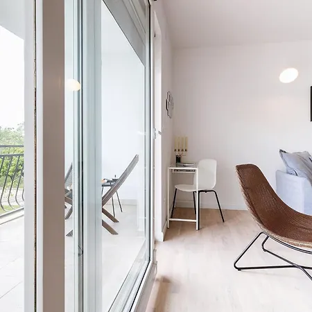 Apartment Black & White St - Comfort Two Bedroom With Balcony Split