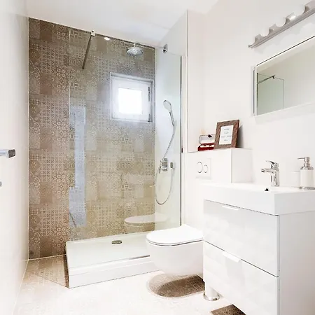 Black & White St - Comfort Two Bedroom With Balcony *