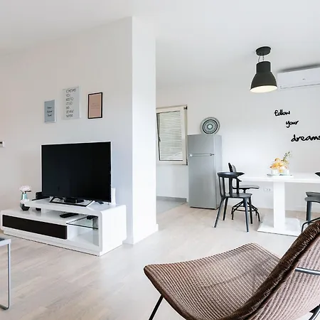 Black & White St - Comfort Two Bedroom With Balcony Apartment *