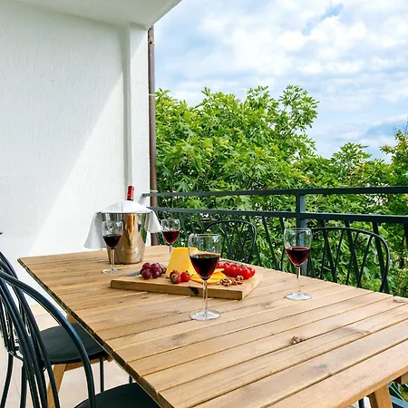Apartment Black & White St - Comfort Two Bedroom With Balcony Split