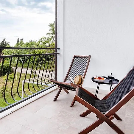 Black & White St - Comfort Two Bedroom With Balcony * Split