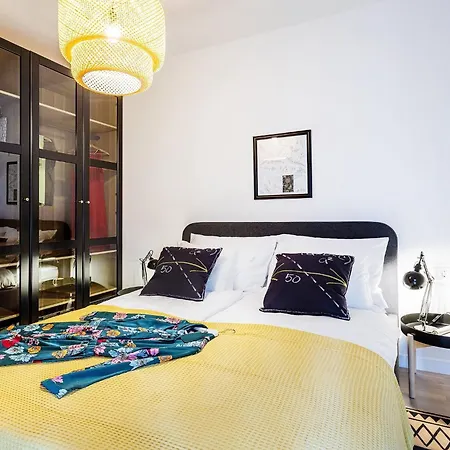 Black & White St - Comfort Two Bedroom With Balcony Apartment