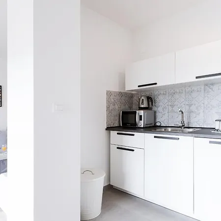 Black & White St - Comfort Two Bedroom With Balcony Apartment