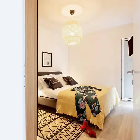 Black & White St - Comfort Two Bedroom With Balcony Apartment