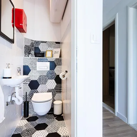 Apartment Black & White St - Comfort Two Bedroom With Balcony Split